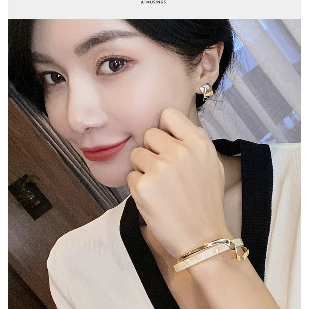 Simple White Gold Shellfish Board Bend Metal Geometric Overlap Bracelet - Picture 6 of 8